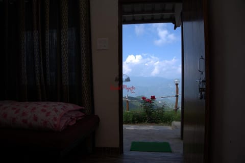 Kanatal Majestic Camp - Camp in Kanatal, Uttarakhand Campeggio /
resort per camper in Uttarakhand