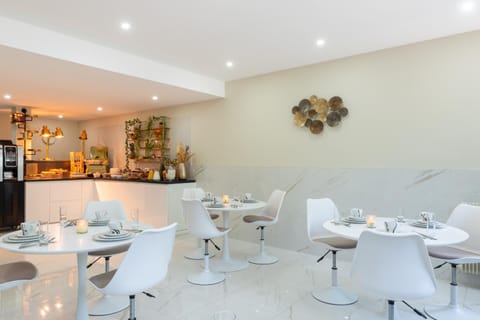 Coffee/tea facilities, Lounge or bar, Food and drinks, Seating area, Food, Drinks