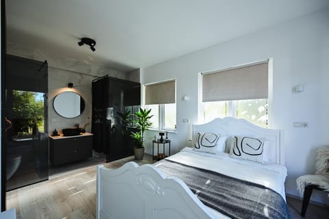 Property building, Bed, Bathroom, Bedroom