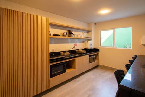 Kitchen or kitchenette, Dining area, Communal kitchen, minibar, pet friendly, stove, kitchen