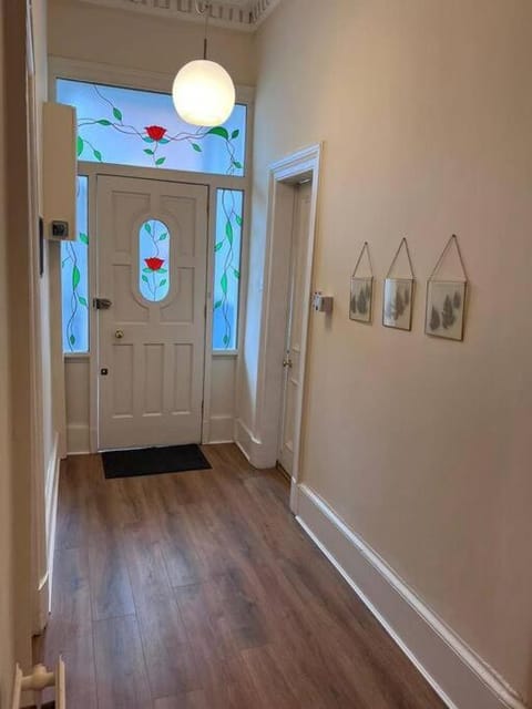 Victorian 3 BR main door flat, King size beds , large rooms Apartment in Glasgow