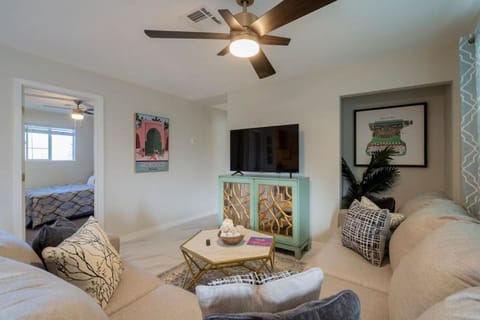 Beautiful House With a HEATED Pool and Putting Green 8 Mins From Entertainment District Old Town Scottsdale House in Tempe