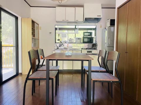 Photo of the whole room, Dining area, kitchen