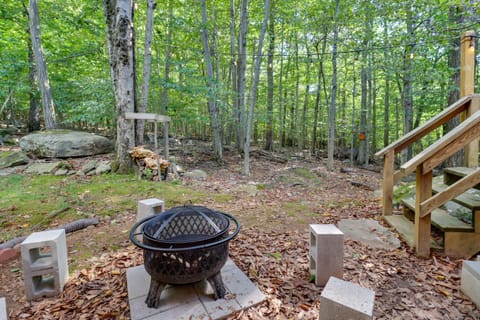 Cozy Cabin with Deck and Game Room 10 Mi to Kalahari! House in Coolbaugh Township