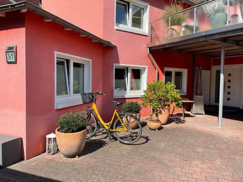 Patio, Facade/entrance
