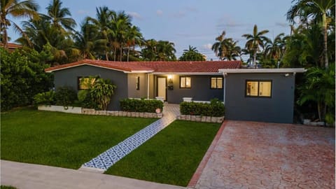 Fun & Comfort Heated Pool Included Jacuzzi working station Close To Beach House in Hallandale Beach
