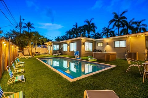 Fun & Comfort Heated Pool Included Jacuzzi working station Close To Beach House in Hallandale Beach