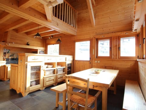 Chalet cosy 12 pers. à 1km des pistes, 5 ch., WiFi, cheminée, abri voiture - FR-1-572-30 Chalet in Arâches-la-Frasse