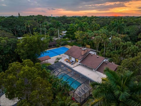 Beautiful 2 House Luxury Estate with all the amenities 10 BR Heated Pool Jacuzzi Tennis Court Basketball Volleyball Movie Theater Large Playground Casa in Fort Lauderdale