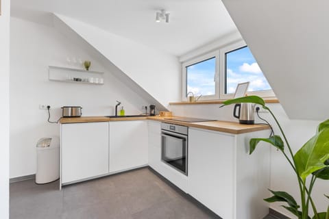 Casa Verde: Küche, TV, Nespresso, im Grünen Apartment in Starnberg