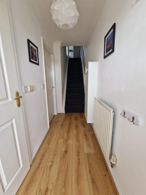 Riverside home. 3 bedroom. Free parking. 10 mins to Newcastle City Centre House in Gateshead