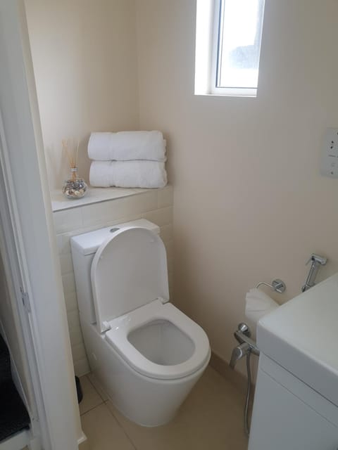 London Luxury 2 Bedroom Apartment 5 min from tube station with free parking Apartment in Ilford