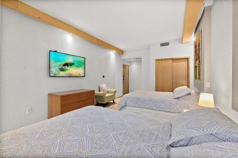 Cozy Queen Suite in European Village with Balcony view near beaches Condo in Palm Coast