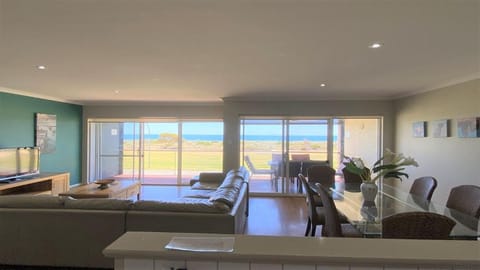 TV and multimedia, Living room, Dining area, Sea view