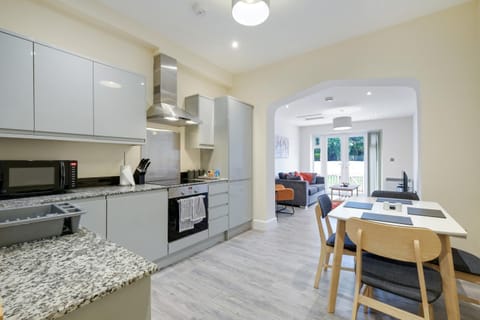 Kitchen or kitchenette, Dining area, minibar, pet friendly, stove