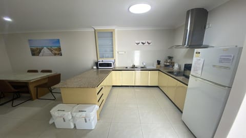 Kitchen or kitchenette, minibar, stove