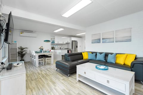Skyes Beach House Malua Bay - Downstairs Condominio in Malua Bay
