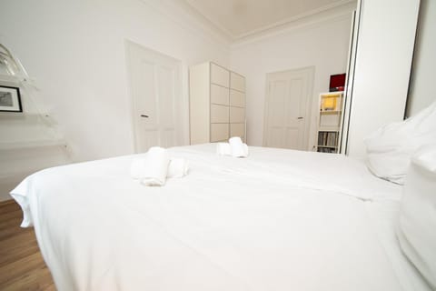 WHITE 60 QM Apartment - Zentral - Balkon - Messe Condo in Neuss