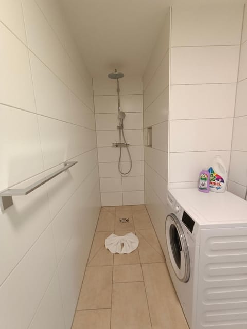 Shower, Bathroom, towels, washing machine