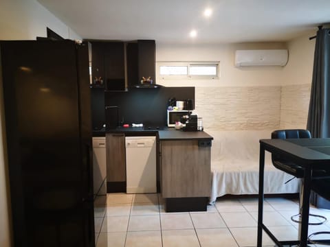 Kitchen or kitchenette, Dining area, minibar, stove, air conditioner