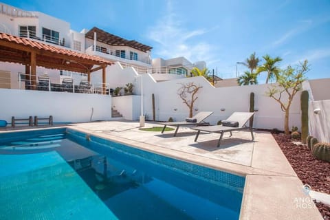 Private Pool, Large Private Deck & Expansive Views House in La Paz