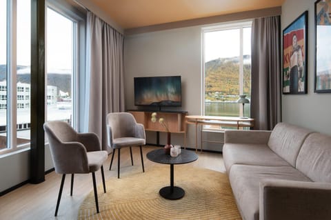 Natural landscape, TV and multimedia, Living room, Mountain view