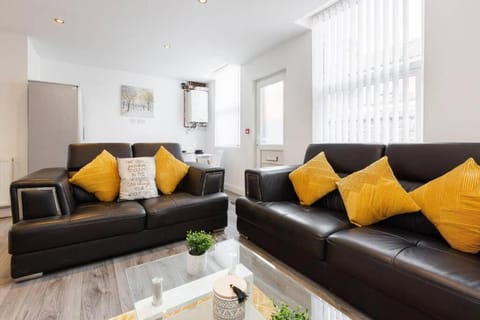 Modern Family Home With Parking-Pem Apartment in Liverpool