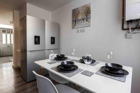 Modern Family Home With Parking-Pem Apartment in Liverpool