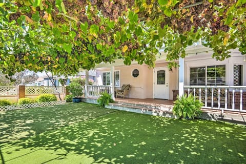 Pasadena Home with Grapevine Covered Porch! Casa in Altadena