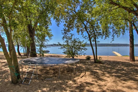 Modern Beachfront Oasis in Stockholm with Dock! Casa in Lake Pepin