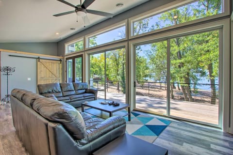 Modern Beachfront Oasis in Stockholm with Dock! Maison in Lake Pepin