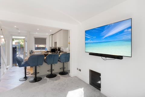 Communal lounge/ TV room, TV and multimedia, Dining area, Evening entertainment