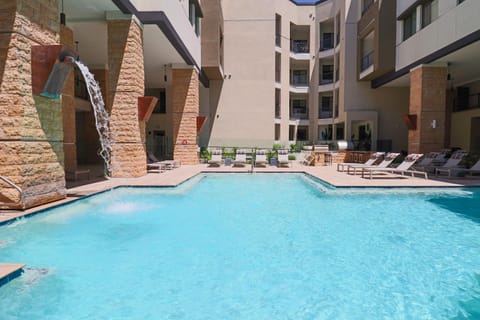 Exquisite Home-Walk Score 81-Shopping District-King Bed-Parking -G3021 Condo in Scottsdale