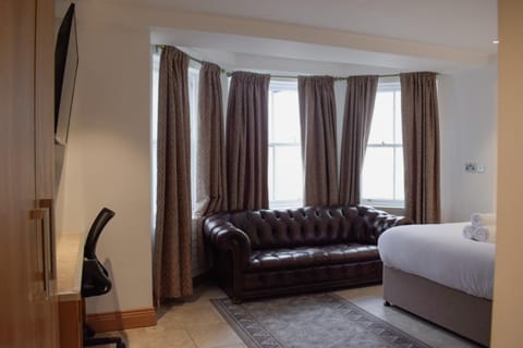 Bed, Photo of the whole room, Seating area