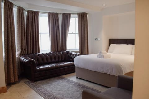 Bed, Photo of the whole room, Seating area