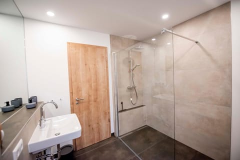 Weingut Erich Serwazi Bed and Breakfast in Ediger-Eller