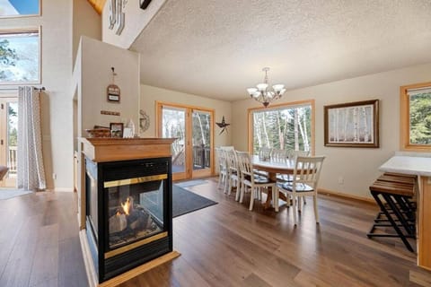 Aspen Lodge-5 Bedroom, 5 Full Baths with Hot Tub! Maison in North Lawrence