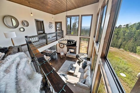Altitude Adjustment- Panoramic Views, Sleeps 12 Casa in North Lawrence