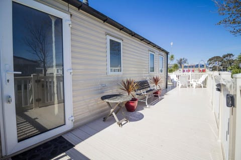 6 Berth Caravan With Decking And Wifi At Suffolk Sands Holiday Park Ref 45040g Campground/ 
RV Resort in Felixstowe