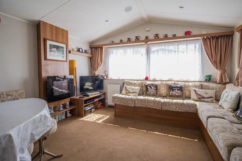 6 Berth Caravan With Decking And Wifi At Suffolk Sands Holiday Park Ref 45040g Camping /
Complejo de autocaravanas in Felixstowe