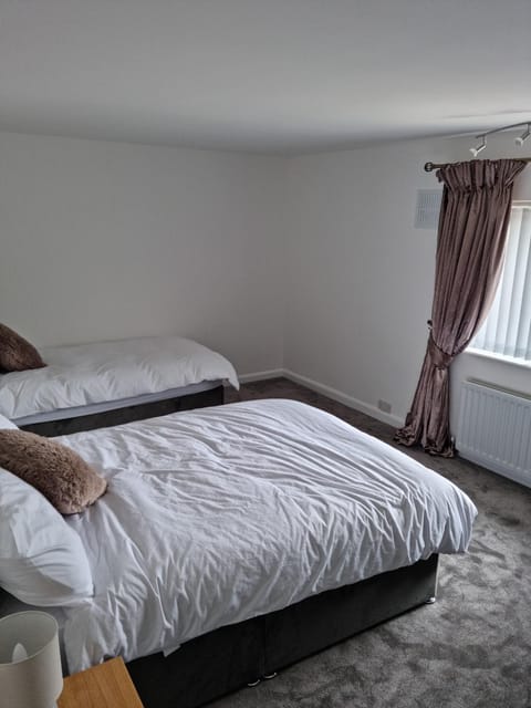 3 bedroom house-Ellesmere Port Casa in Ellesmere Port