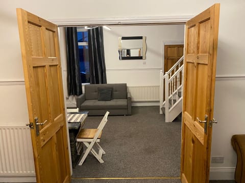 The Superhost - 4 BR House Apartment in Sunderland