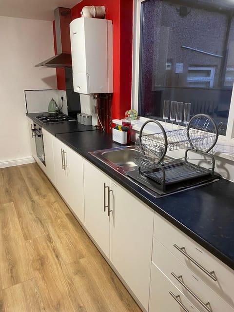 The Superhost - 4 BR House Apartment in Sunderland