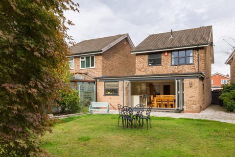 Stunning Solihull 4 Bedroom House with 6 Beds and Large Driveway House in Shirley