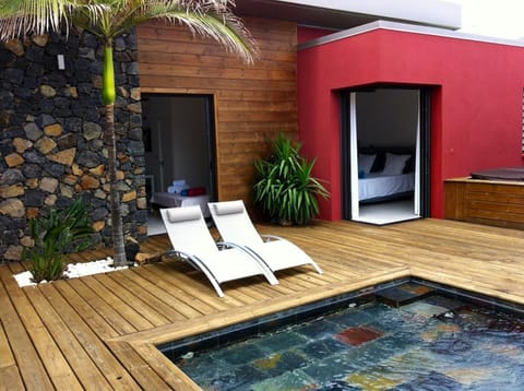 Villa de 4 chambres avec vue sur la mer piscine privee et jacuzzi a Saint Leu a 2 km de la plage Villa in Saint-Leu