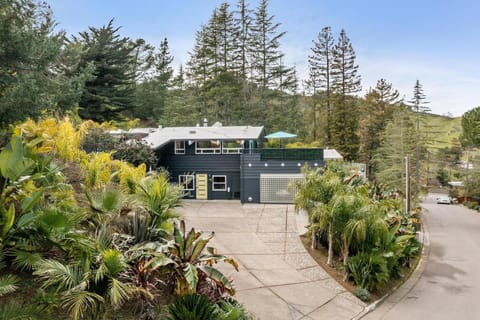 Elegant Retreat with Views Close to SF and Wine Regions Condominio in San Rafael