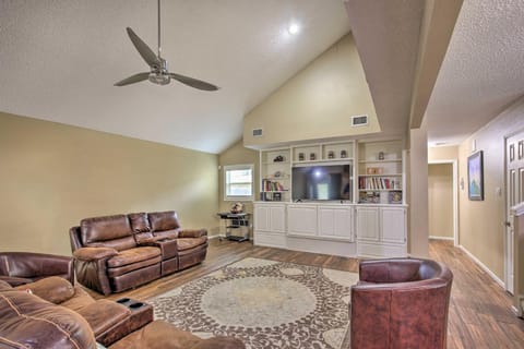 Family Retreat about 1 Mi to Hill Country Mile! House in Boerne