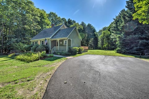 Charming Saco Home with Deck, 5 Mi to Beach! Haus in Saco