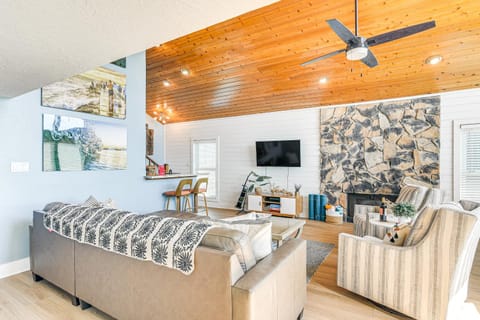 Oceanfront Surfside Beach Home Deck and Grill! Casa in Surfside Beach