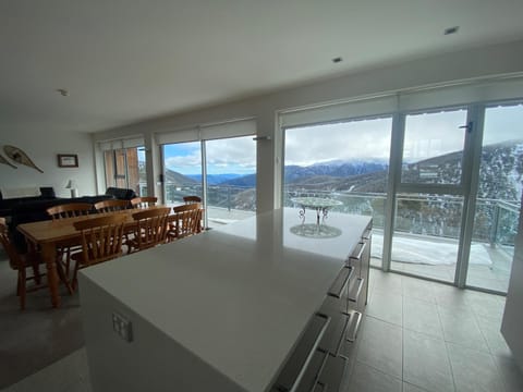 Balcony/Terrace, Lounge or bar, Dining area, Mountain view